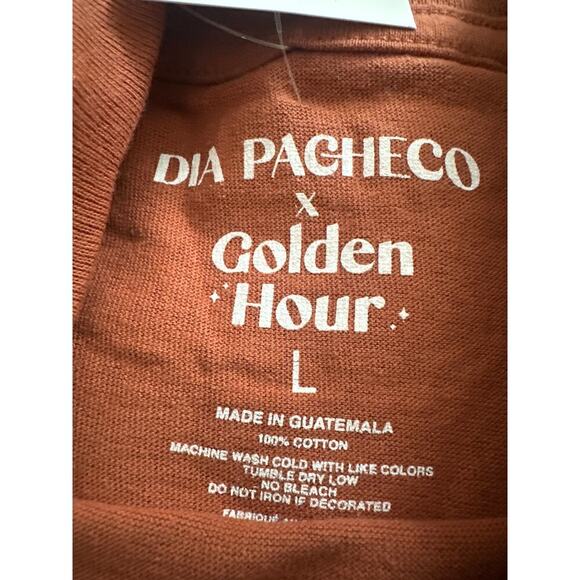 GOLDEN HOUR X Dia Pacheco Agapita
Urban Outfitters Graphic T-Shirt - Sz L - NWT - Picture 4 of 4